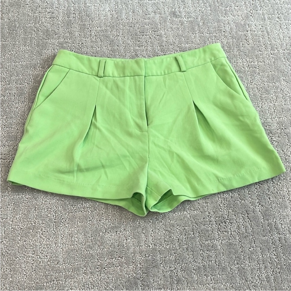 EUC M lime green pleated shorts with pockets